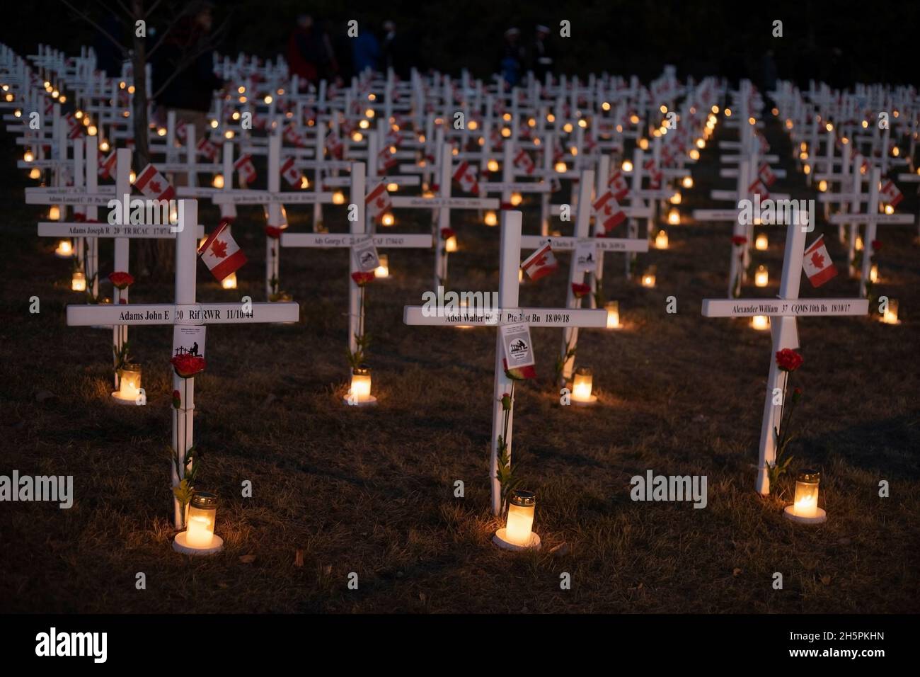 Die Nacht der Lichter am Kreuzfeld Gedenkstätte für gefallene Soldaten mit brennenden Kerzen vom Sonnenuntergang am 10. November bis zum Sonnenaufgang am Gedenktag Stockfoto