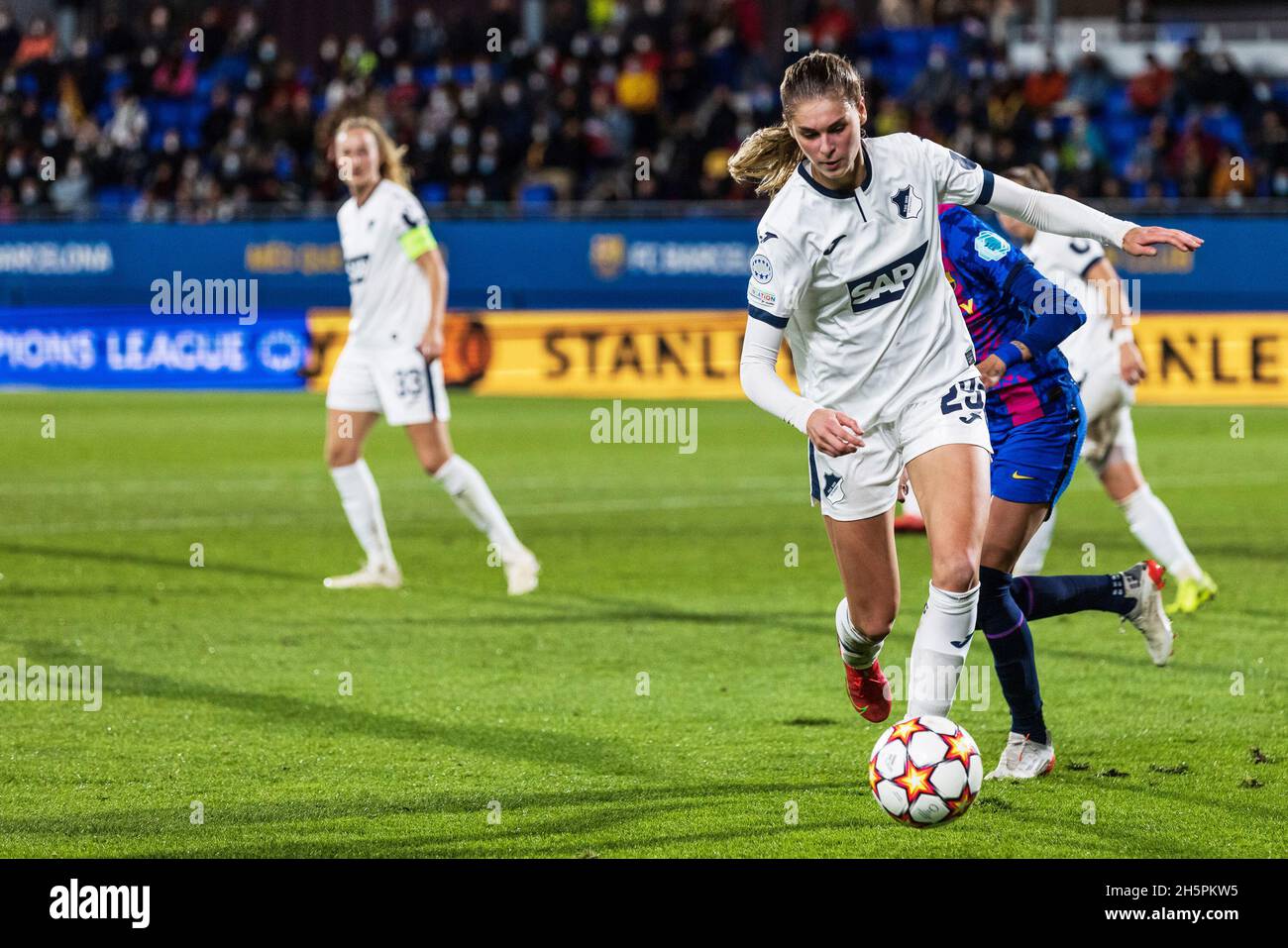 Jule Brand aus Hoffenheim während der UEFA Women's Champions League, Gruppe-C-Fußballspiel zwischen dem FC Barcelona und der TSG 1899 Hoffenheim am 10. November 2021 im Johan Cruyff Stadium in Sant Joan Despi, Barcelona, Spanien - Foto: Javier Borrego/DPPI/LiveMedia Stockfoto