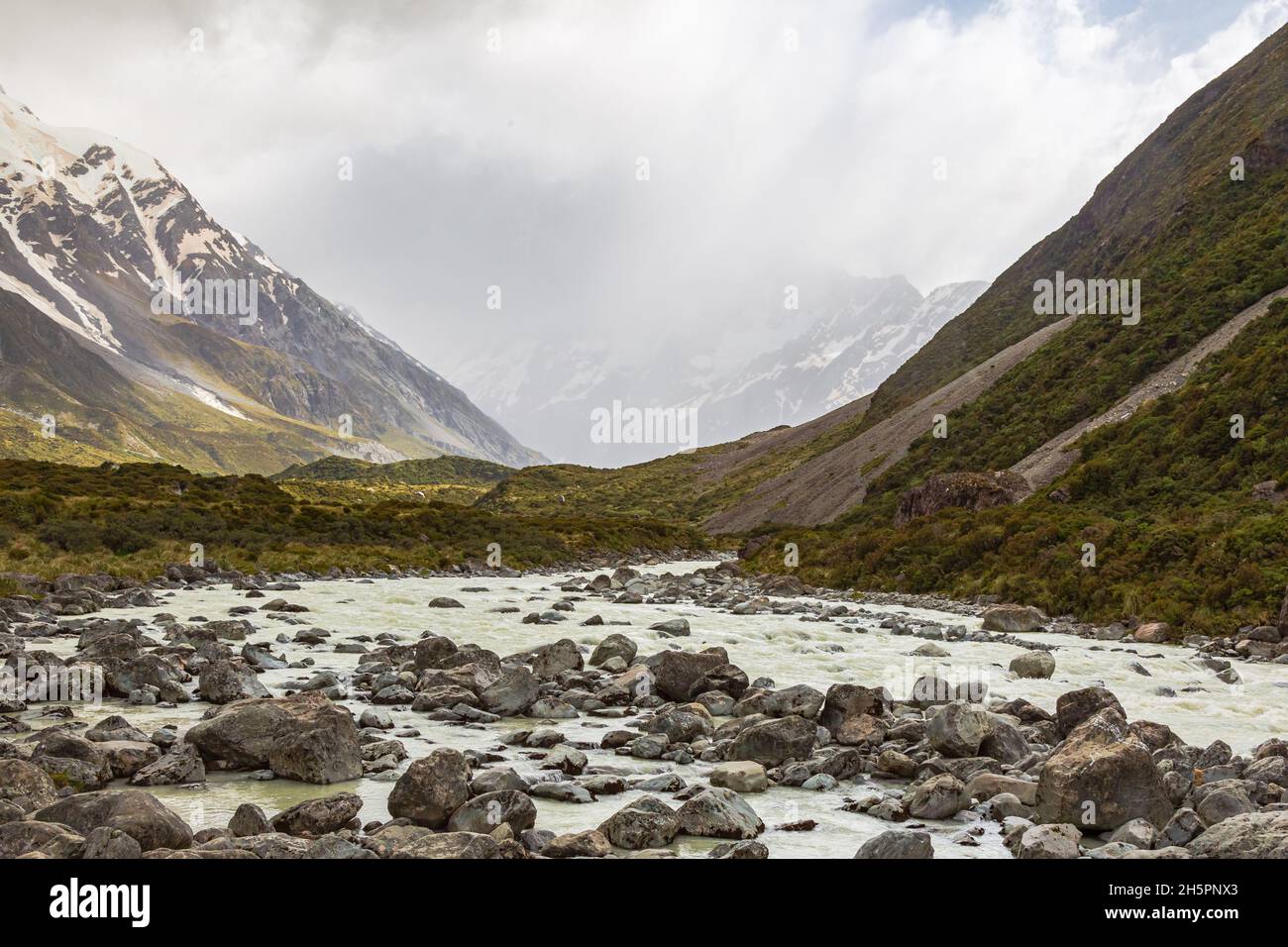 Südalpen. Kleiner schneller Fluss nicht weit vom Hooker Lake. Neuseeland Stockfoto