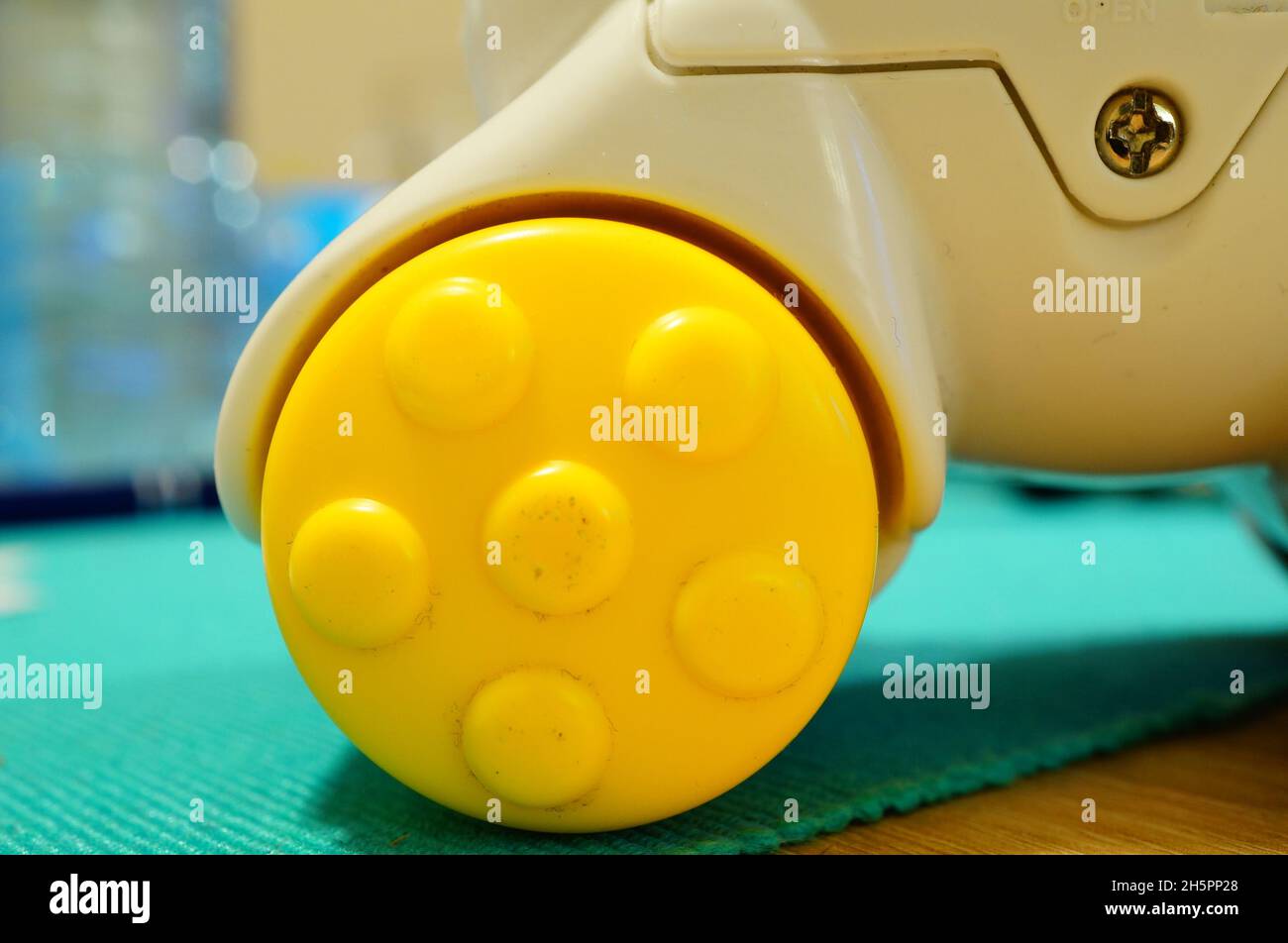 Nahaufnahme aufnahme eines gelben Rades eines Spielzeugautos Stockfoto