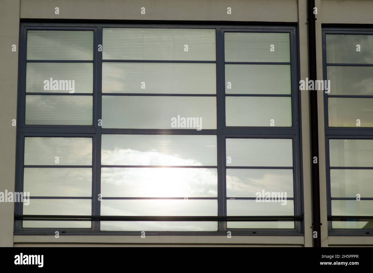 Haus: Das Gebäude hat ein verspiegeltes Glasfenster an der Fassade, das die Sonne reflektiert. Das Hotel besteht aus Doppelverglasung der Energieklasse. Stockfoto