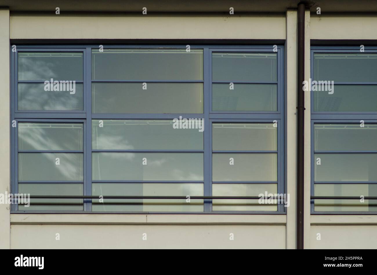 Haus: Das Gebäude hat ein verspiegeltes Glasfenster an der Fassade, das die Sonne reflektiert. Das Hotel besteht aus Doppelverglasung der Energieklasse. Stockfoto