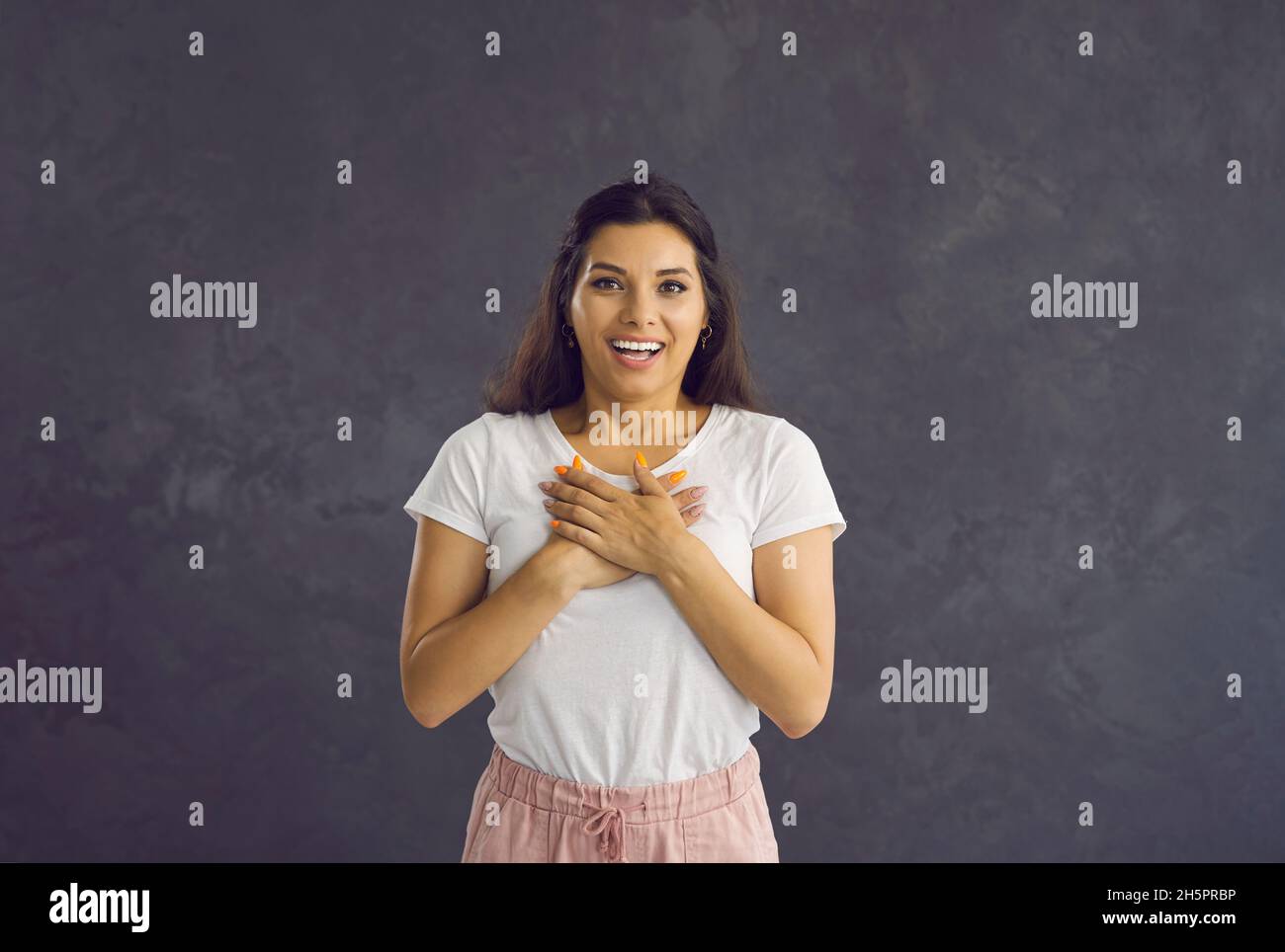 Porträt einer lächelnden lateinischen Frau Fühlen Sie sich dankbar Stockfoto
