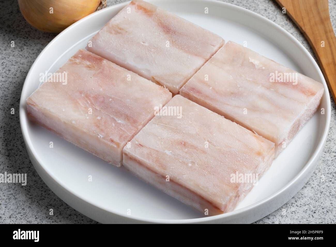 Gericht mit Stücken von gefrorenem Pollock Fischfilet als Zutat zum Kochen in der Nähe Stockfoto