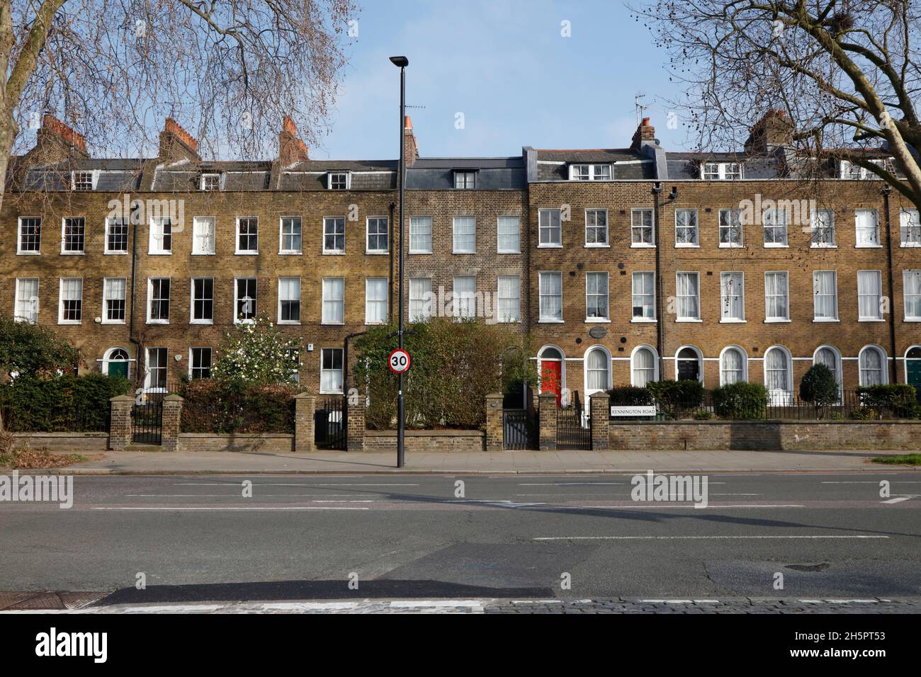 Georgianische Wohnimmobilien an der Kennington Road (einschließlich der frühen Heimat von Charlie Chaplin bei der Hausnummer 287), Kennington, London, Großbritannien Stockfoto