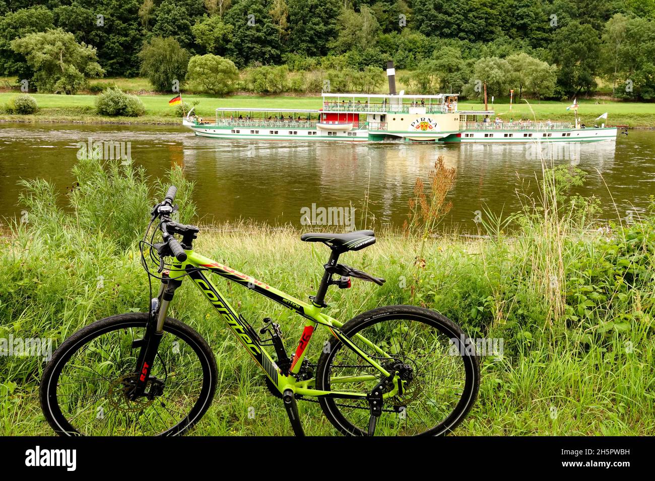 Dampfer fährt durch das Tal der Elbe, Deutschland, Sachsen, Fahrrad im Nationalpark Sächsische Schweiz Stockfoto