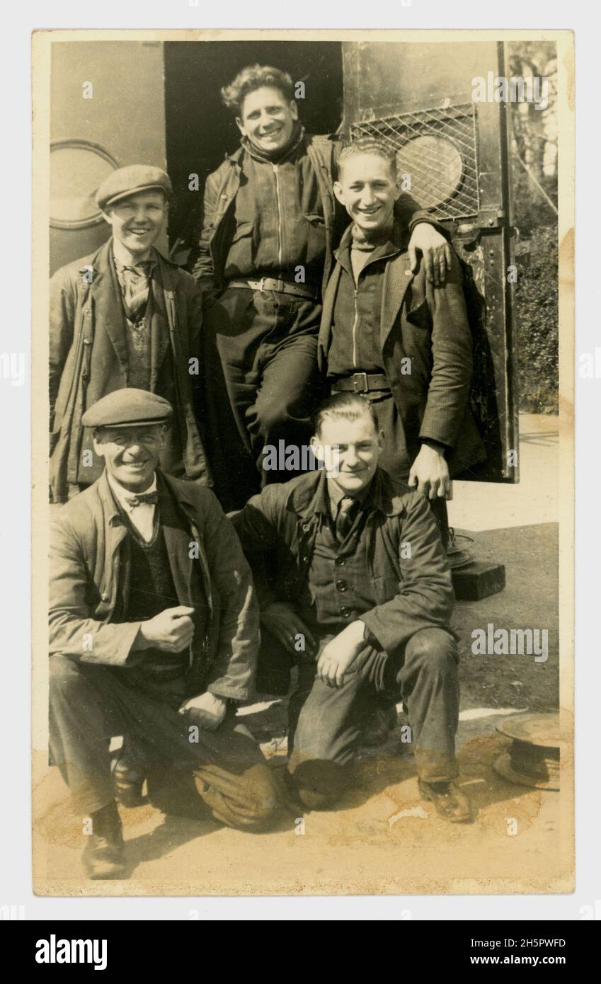 Ursprüngliche Postkarte aus den frühen 1920er Jahren von Männern der Arbeiterklasse außerhalb ihres Lieferwagens, möglicherweise Telekommunikationsingenieuren in Frankreich. Veröffentlicht 1928, Stockfoto