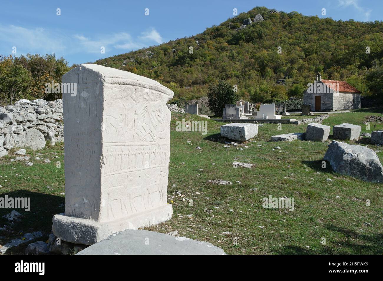 Reich verzierte stećak von Brotnice auf dem Friedhof von Crkva sv. Luka (Kroatien, Dalmatien, Dubrovnik-Neretva, Konavle) Stockfoto