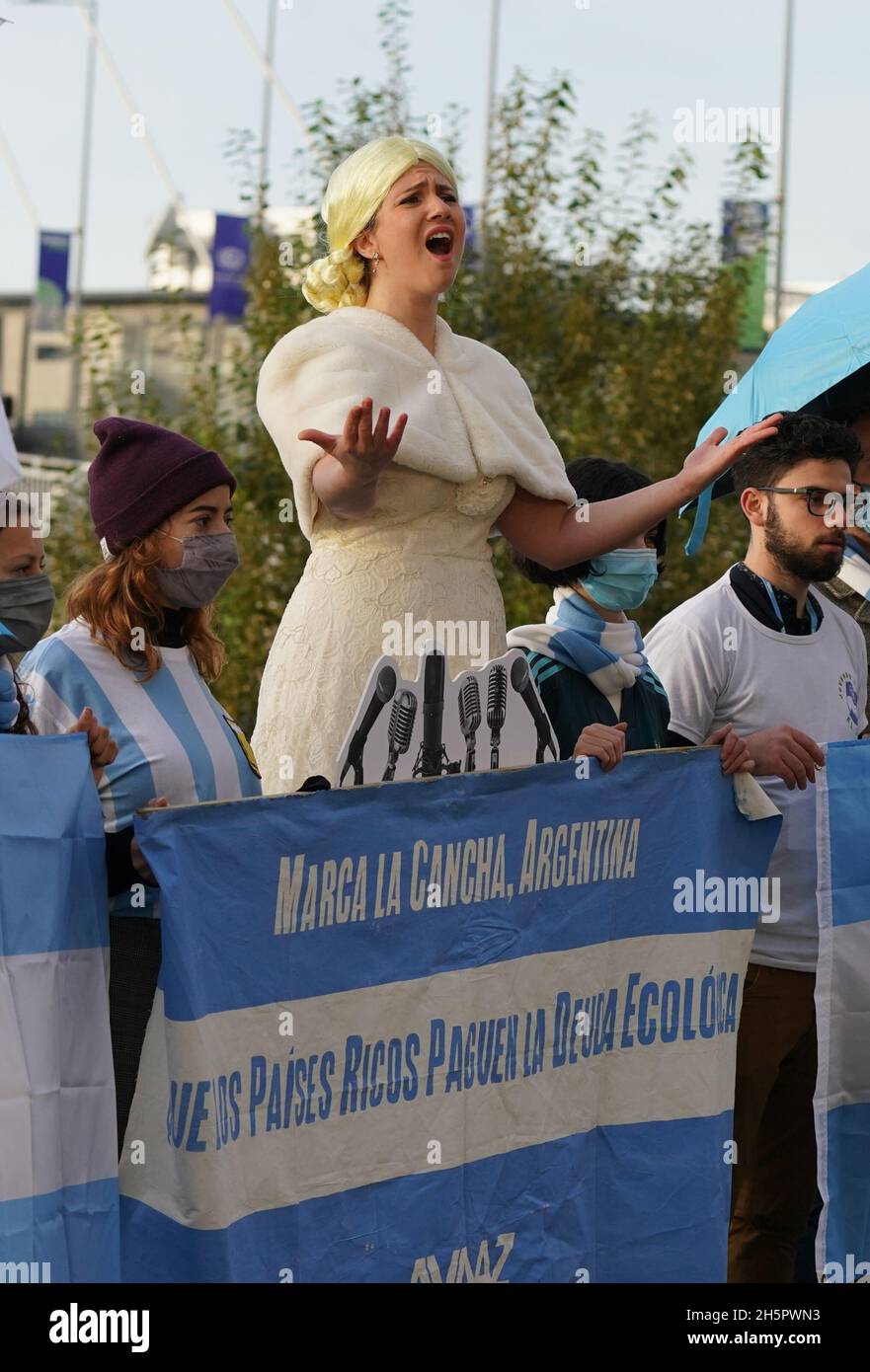 Eine Opernsängerin (Mitte), die Don't Cry for Me Argentina singt, nimmt an einem argentinischen Protest vor dem Cop26-Gipfel in Glasgow Teil. Bilddatum: Donnerstag, 11. November 2021. Stockfoto