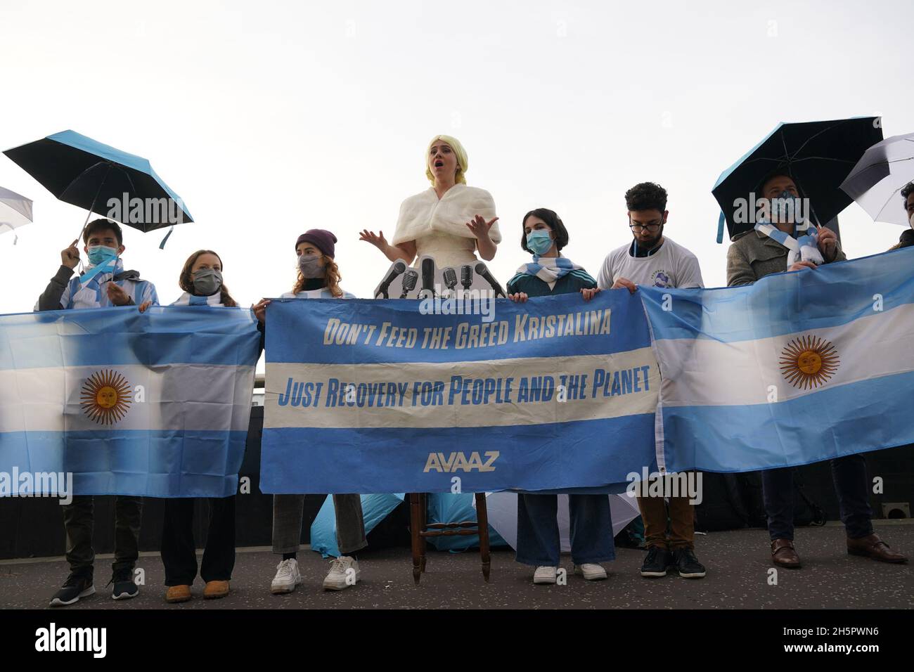 Eine Opernsängerin (Mitte), die Don't Cry for Me Argentina singt, nimmt an einem argentinischen Protest vor dem Cop26-Gipfel in Glasgow Teil. Bilddatum: Donnerstag, 11. November 2021. Stockfoto