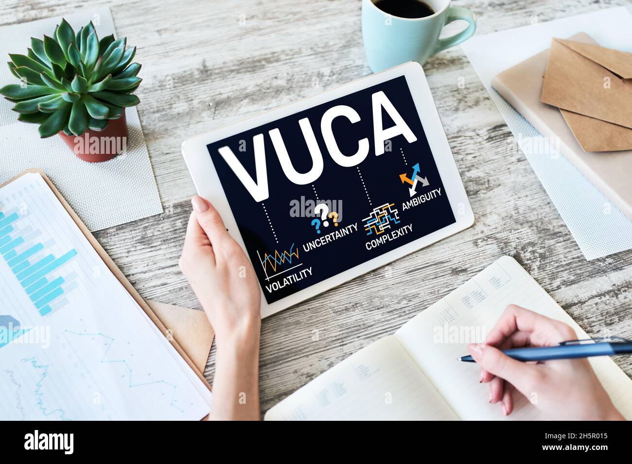 VUCA World Konzept auf dem Bildschirm. Volatilität, Unsicherheit, Komplexität, Ambiguität. Stockfoto