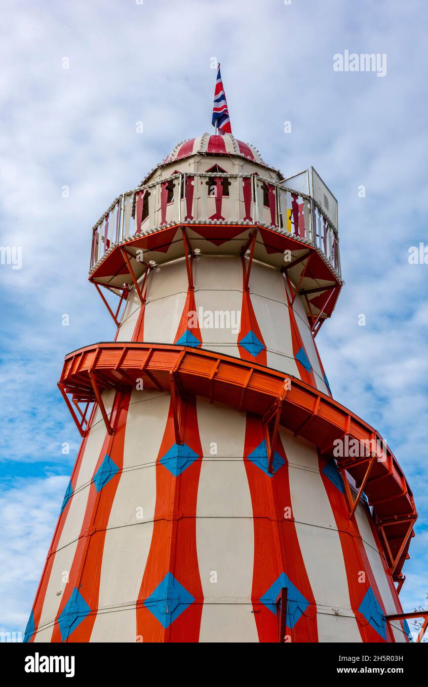 Helter Skelter auf einem traditionellen Messegelände, historisches Messegelände, buntes Helter Skelter, Fahrgeschäfte auf dem Messegelände, große Kirmes-Rutsche, Traditionelle Fahrgeschäfte Stockfoto Helter Skelter auf einem traditionellen Messegelände, historisches Messegelände, buntes Helter Skelter, Fahrgeschäfte auf dem Messegelände, große Kirmes-Rutsche, Traditionelle Fahrgeschäfte Stockfoto