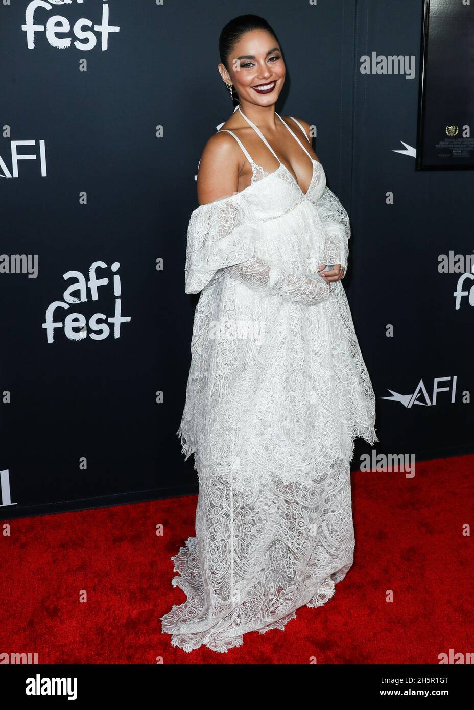 Hollywood, Usa. November 2021. HOLLYWOOD, LOS ANGELES, KALIFORNIEN, USA - 10. NOVEMBER: Schauspielerin Vanessa Hudgens im lacey Vera Wang Look kommt beim AFI Fest 2021 an - Eröffnungsabend Gala Premiere von Netflix's 'tick, tick…BOOM!' Am 10. November 2021 im TCL Chinese Theatre IMAX in Hollywood, Los Angeles, Kalifornien, USA. (Foto: Xavier Collin/Image Press Agency/Sipa USA) Quelle: SIPA USA/Alamy Live News Stockfoto