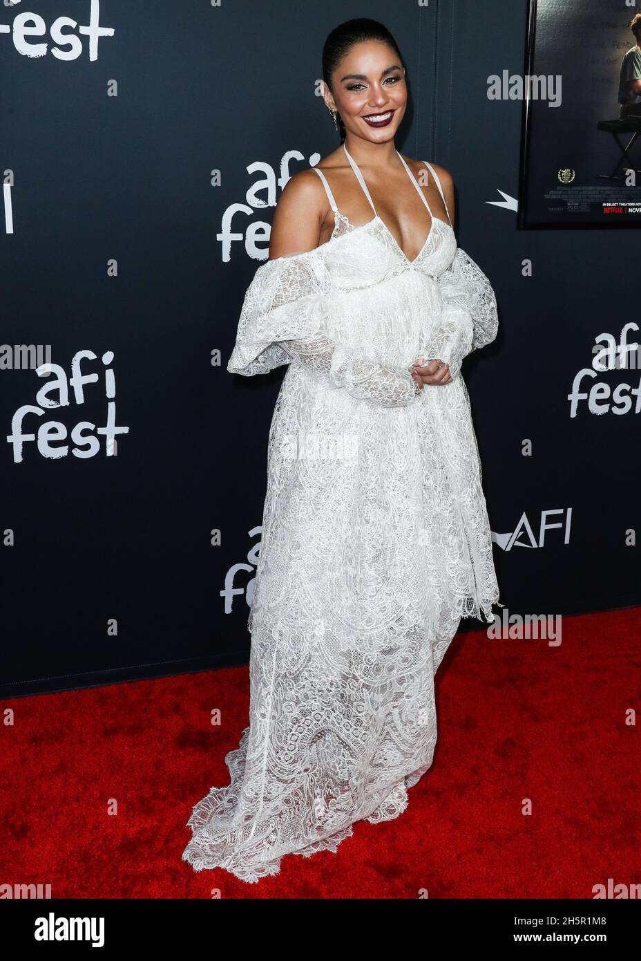 Hollywood, Usa. November 2021. HOLLYWOOD, LOS ANGELES, KALIFORNIEN, USA - 10. NOVEMBER: Schauspielerin Vanessa Hudgens im lacey Vera Wang Look kommt beim AFI Fest 2021 an - Eröffnungsabend Gala Premiere von Netflix's 'tick, tick…BOOM!' Am 10. November 2021 im TCL Chinese Theatre IMAX in Hollywood, Los Angeles, Kalifornien, USA. (Foto: Xavier Collin/Image Press Agency/Sipa USA) Quelle: SIPA USA/Alamy Live News Stockfoto