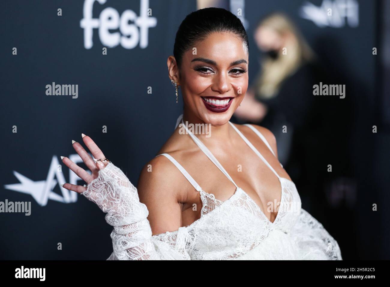 Hollywood, Usa. November 2021. HOLLYWOOD, LOS ANGELES, KALIFORNIEN, USA - 10. NOVEMBER: Schauspielerin Vanessa Hudgens im lacey Vera Wang Look kommt beim AFI Fest 2021 an - Eröffnungsabend Gala Premiere von Netflix's 'tick, tick…BOOM!' Am 10. November 2021 im TCL Chinese Theatre IMAX in Hollywood, Los Angeles, Kalifornien, USA. (Foto: Xavier Collin/Image Press Agency/Sipa USA) Quelle: SIPA USA/Alamy Live News Stockfoto