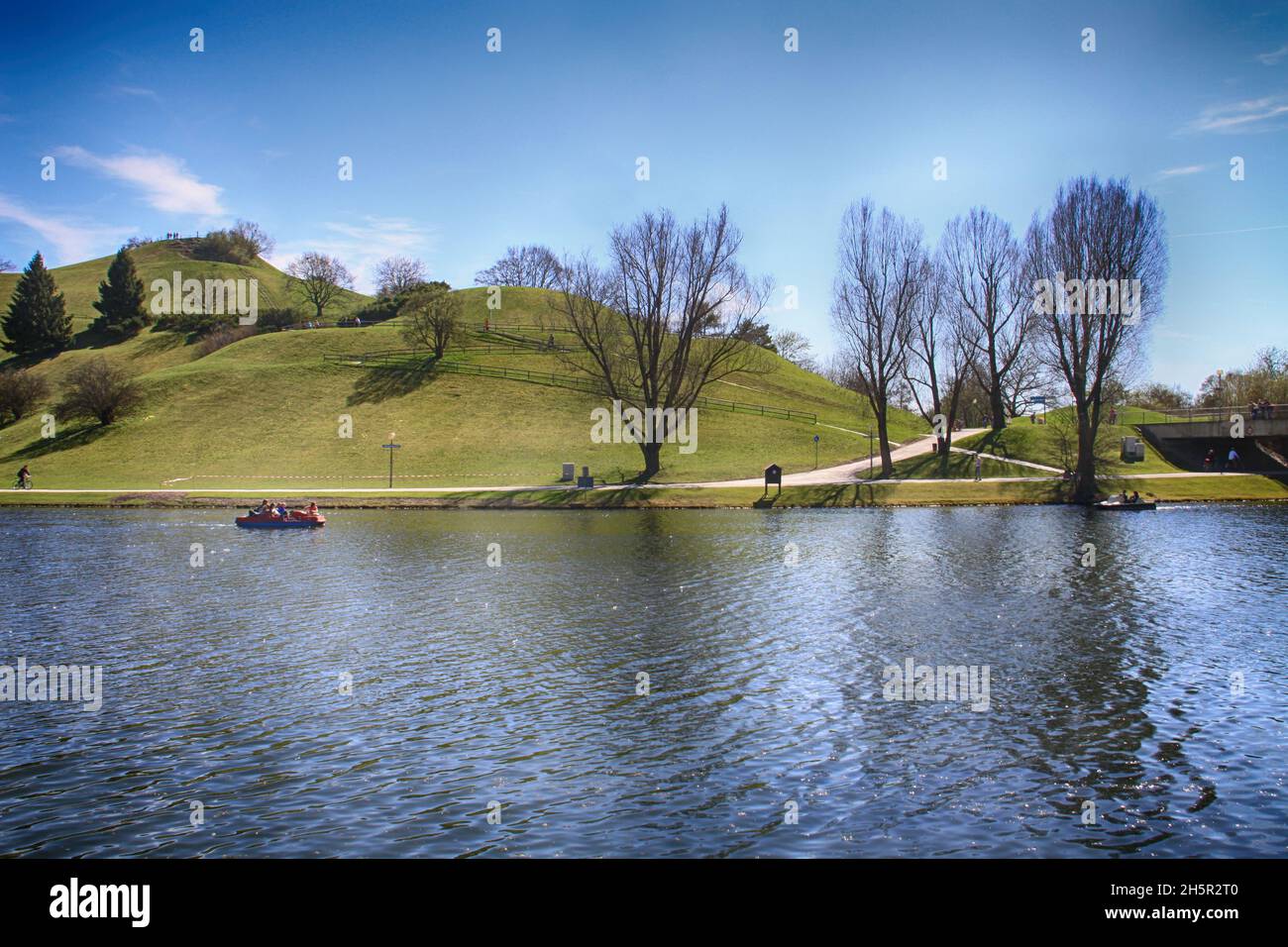 Idyllischer Blick auf den Olympiapark in München, ideale Promenade und Freizeitplatz im Herzen der Stadt. Stockfoto