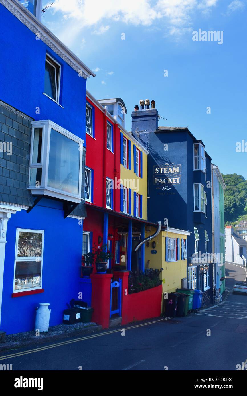 Farbenfrohe Gebäude am Steam Packet Inn an der Seite der Hauptstraße durch Kingswear, die zum Lower Ferry Crossing führt. Stockfoto