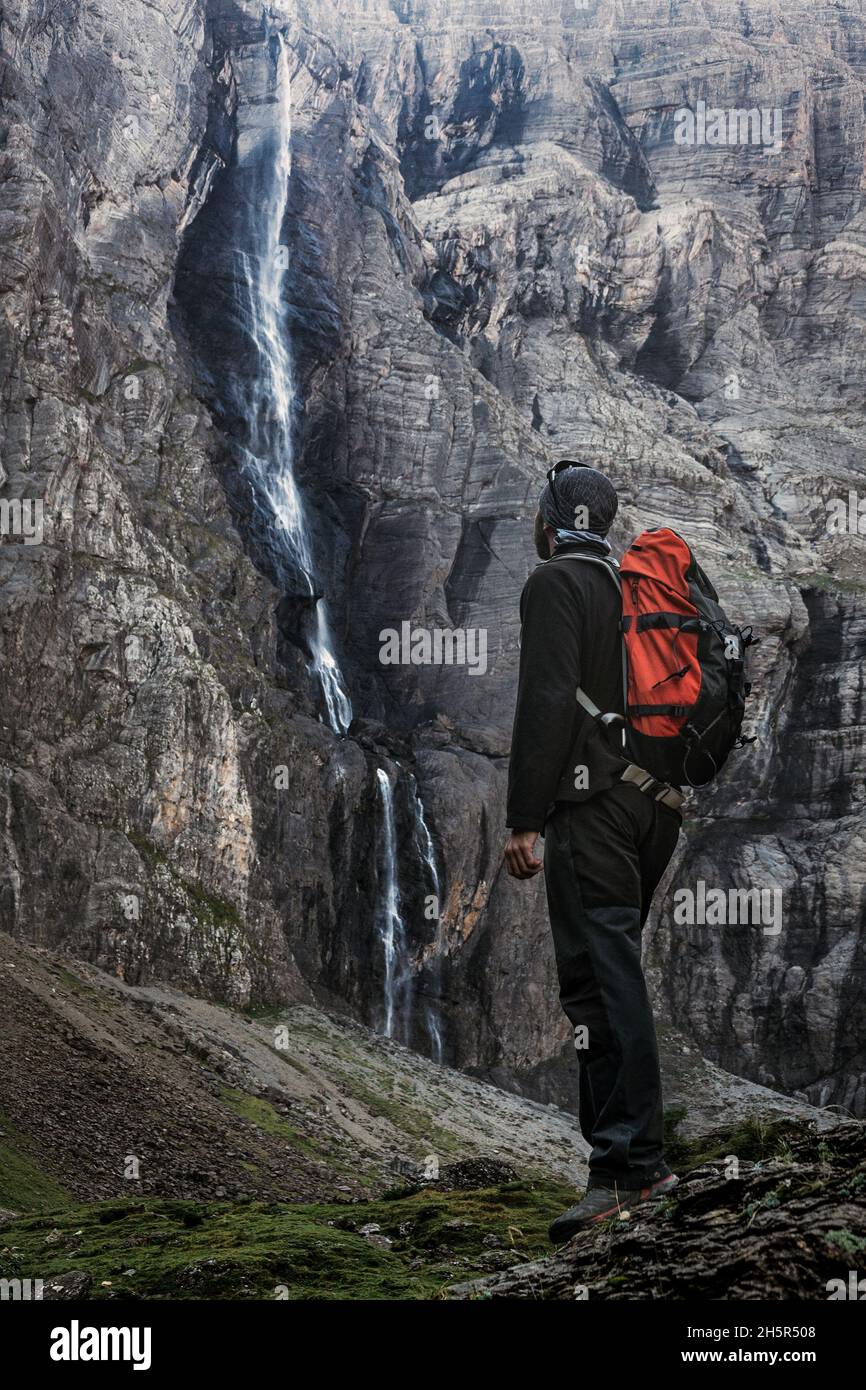 Ein Mann unter dem großen Wasserfall von Gavarnie Stockfoto
