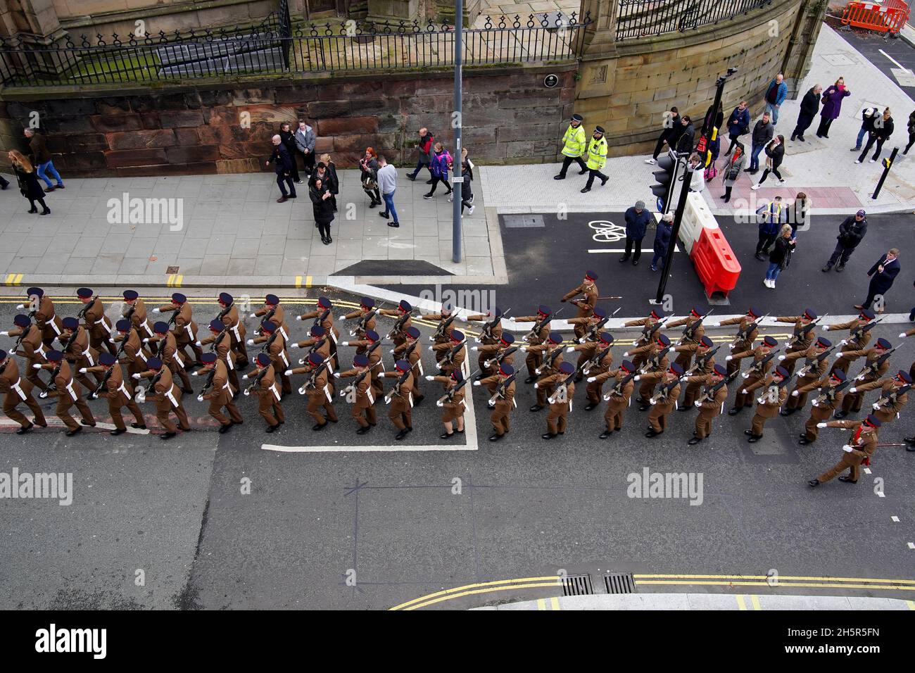 Das 1. Bataillon des Regiments des Herzogs von Lancaster marschiert durch die Straßen von Liverpool zur Our Lady & Saint Nichola Church, bevor es ein zweiminütiges Schweigen zur Erinnerung an den Kriegsgefallenen am Waffenstillstandstag beobachtet. Bilddatum: Donnerstag, 11. November 2021. Stockfoto