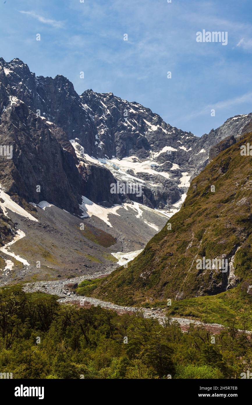 Landschaften der Südinsel. Tiefes Tal mit Spuren eines Gletschers in der Nähe der Autobahn von Te Anau zum Fiordland National Park. Neuseeland Stockfoto