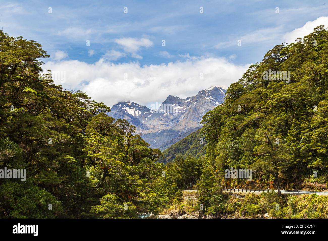 Landschaft mit einem turbulenten Fluss in der Nähe von Pop's View Lookout. Fiordland Nationalpark. Südinsel, Neuseeland Stockfoto