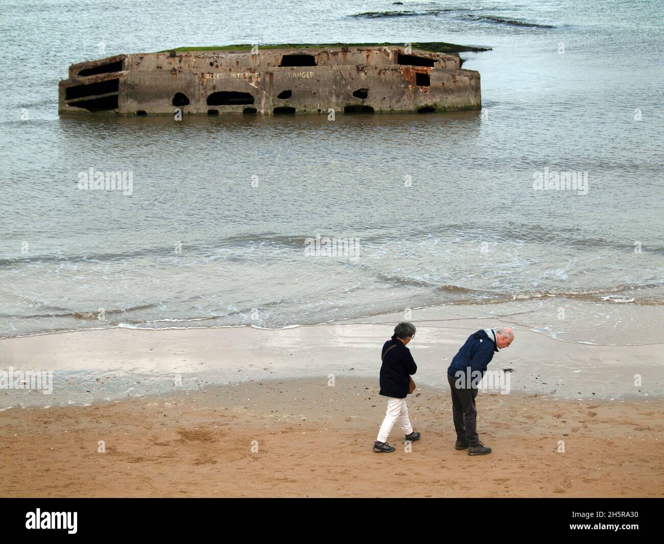 Die Überreste des Hafens von Mulberry in Arromanches-les-Bains, Normandie, Frankreich Stockfoto