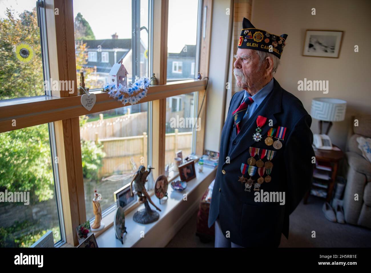 Abgebildet ist die in Swansea geborene Clifford Guard, 98 Jahre alt, die die ersten Jahre des Zweiten Weltkriegs in der Handelsmarine verbrachte, die an Konvois arbeitete, die lebenswichtige Lieferungen nach Großbritannien brachten. Er befand sich kurz nach dem Kriegseintritt der Amerikaner im Jahr 1943 in New York und nahm an der US-Armee Teil, um ‘seinen Beitrag zu tun’. Er landete zehn Tage nach dem Tag der Landung auf Omaha Beach als Teil der 3. Panzerdivision, bevor er die nächsten 11 Monate an der Spitze der Schlacht verbrachte, um die deutsche Armee den ganzen Weg zurück ins Herz Deutschlands zu schieben. Er ließ sich nach dem Krieg in Amerika nieder, bevor er sich in seinem Land nach Wales zurückzog Stockfoto