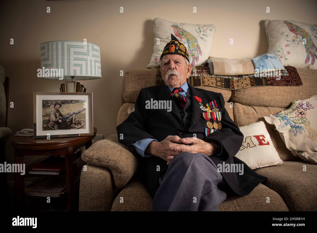 Abgebildet ist die in Swansea geborene Clifford Guard, 98 Jahre alt, die die ersten Jahre des Zweiten Weltkriegs in der Handelsmarine verbrachte, die an Konvois arbeitete, die lebenswichtige Lieferungen nach Großbritannien brachten. Er befand sich kurz nach dem Kriegseintritt der Amerikaner im Jahr 1943 in New York und nahm an der US-Armee Teil, um ‘seinen Beitrag zu tun’. Er landete zehn Tage nach dem Tag der Landung auf Omaha Beach als Teil der 3. Panzerdivision, bevor er die nächsten 11 Monate an der Spitze der Schlacht verbrachte, um die deutsche Armee den ganzen Weg zurück ins Herz Deutschlands zu schieben. Er ließ sich nach dem Krieg in Amerika nieder, bevor er sich in seinem Land nach Wales zurückzog Stockfoto