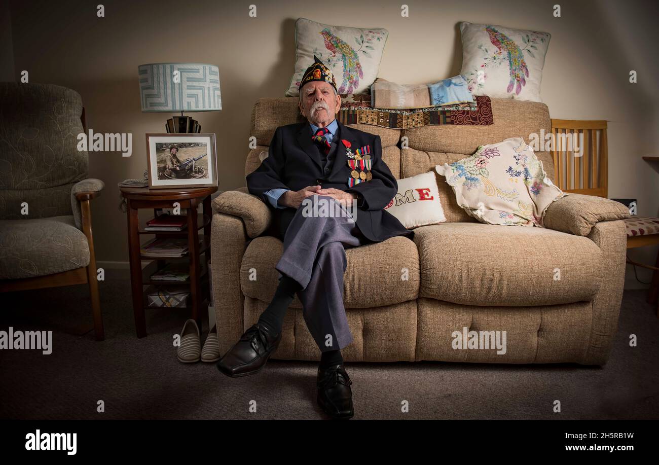 Abgebildet ist die in Swansea geborene Clifford Guard, 98 Jahre alt, die die ersten Jahre des Zweiten Weltkriegs in der Handelsmarine verbrachte, die an Konvois arbeitete, die lebenswichtige Lieferungen nach Großbritannien brachten. Er befand sich kurz nach dem Kriegseintritt der Amerikaner im Jahr 1943 in New York und nahm an der US-Armee Teil, um ‘seinen Beitrag zu tun’. Er landete zehn Tage nach dem Tag der Landung auf Omaha Beach als Teil der 3. Panzerdivision, bevor er die nächsten 11 Monate an der Spitze der Schlacht verbrachte, um die deutsche Armee den ganzen Weg zurück ins Herz Deutschlands zu schieben. Er ließ sich nach dem Krieg in Amerika nieder, bevor er sich in seinem Land nach Wales zurückzog Stockfoto