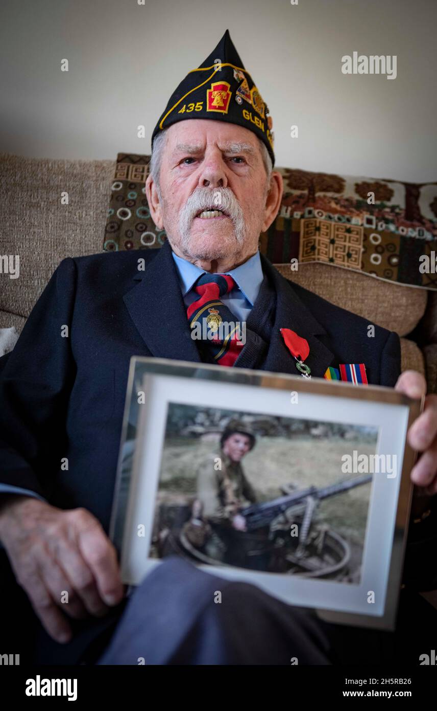 Abgebildet ist die in Swansea geborene Clifford Guard, 98 Jahre alt, die die ersten Jahre des Zweiten Weltkriegs in der Handelsmarine verbrachte, die an Konvois arbeitete, die lebenswichtige Lieferungen nach Großbritannien brachten. Er befand sich kurz nach dem Kriegseintritt der Amerikaner im Jahr 1943 in New York und nahm an der US-Armee Teil, um ‘seinen Beitrag zu tun’. Er landete zehn Tage nach dem Tag der Landung auf Omaha Beach als Teil der 3. Panzerdivision, bevor er die nächsten 11 Monate an der Spitze der Schlacht verbrachte, um die deutsche Armee den ganzen Weg zurück ins Herz Deutschlands zu schieben. Er ließ sich nach dem Krieg in Amerika nieder, bevor er sich in seinem Land nach Wales zurückzog Stockfoto