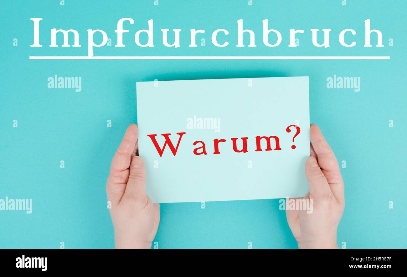 Die Worte Impfstoff Durchbruch, warum stehen auf einem Papier, deutsche Sprache, Hände halten die Botschaft, covid-19 Impfung Stockfoto