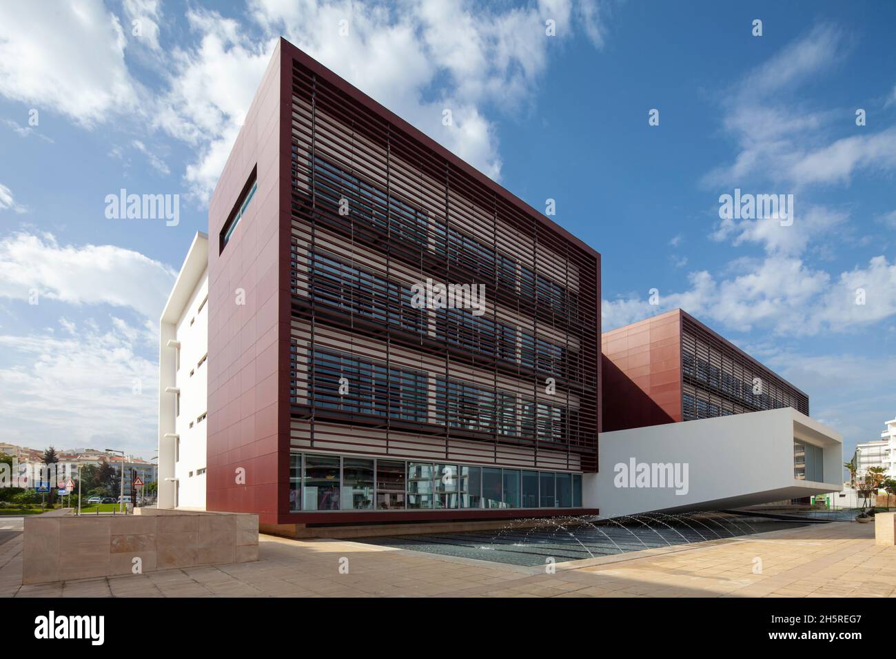 Lagos, Algarve, Portugal - November 18 2020: Câmara Municipal de Lagos Civic Building wurde vor kurzem bei Tageslicht fotografiert. Stockfoto
