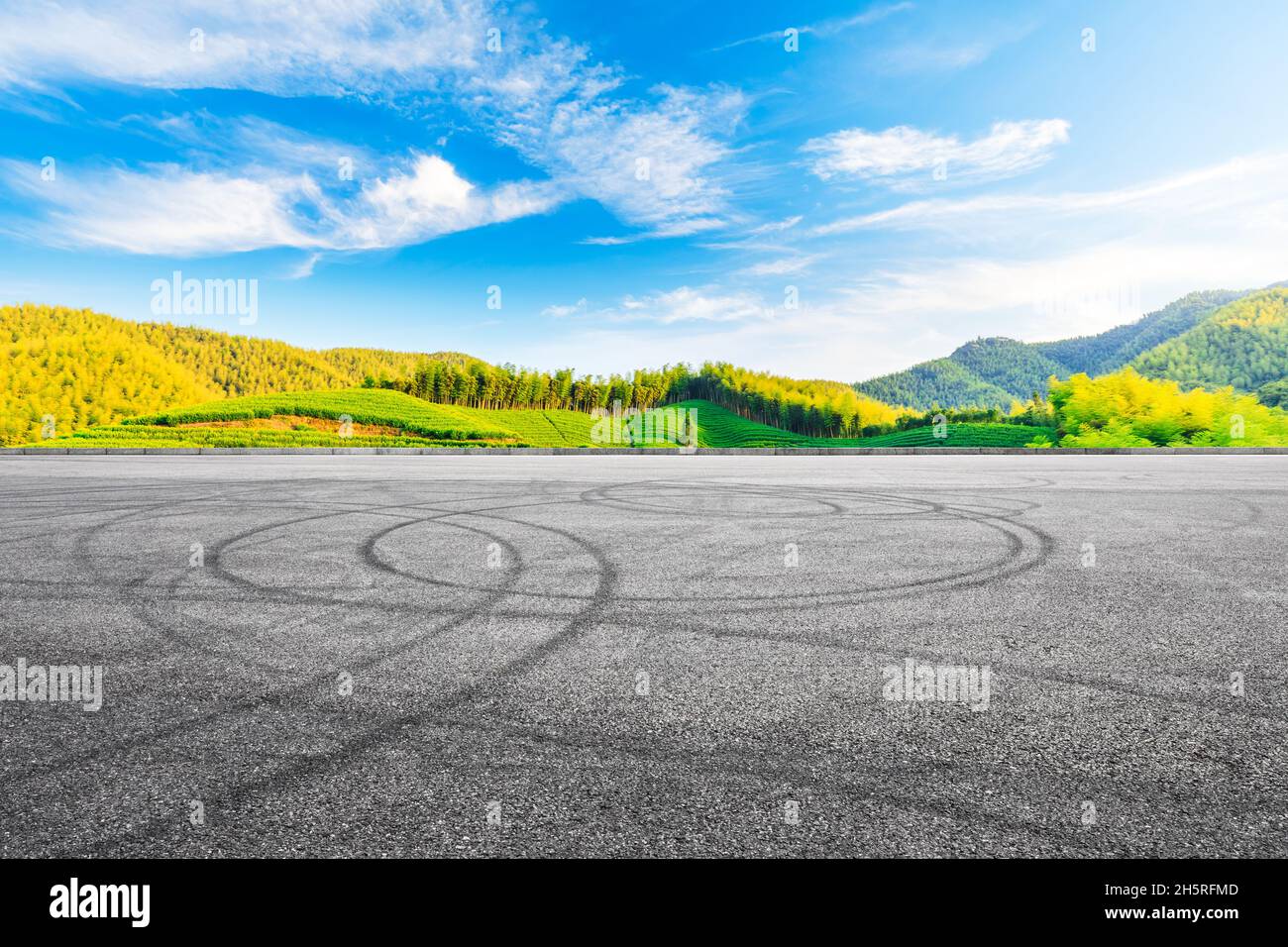 Asphaltstraße und grüner Berg mit Teeplantagen natürliche Landschaft. Stockfoto