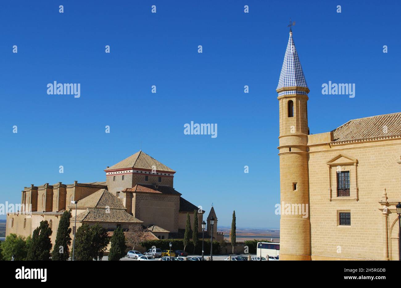 Die Universität von Osuna mit der Kirche auf der Rückseite, Osuna, Andalusien, Spanien. Stockfoto