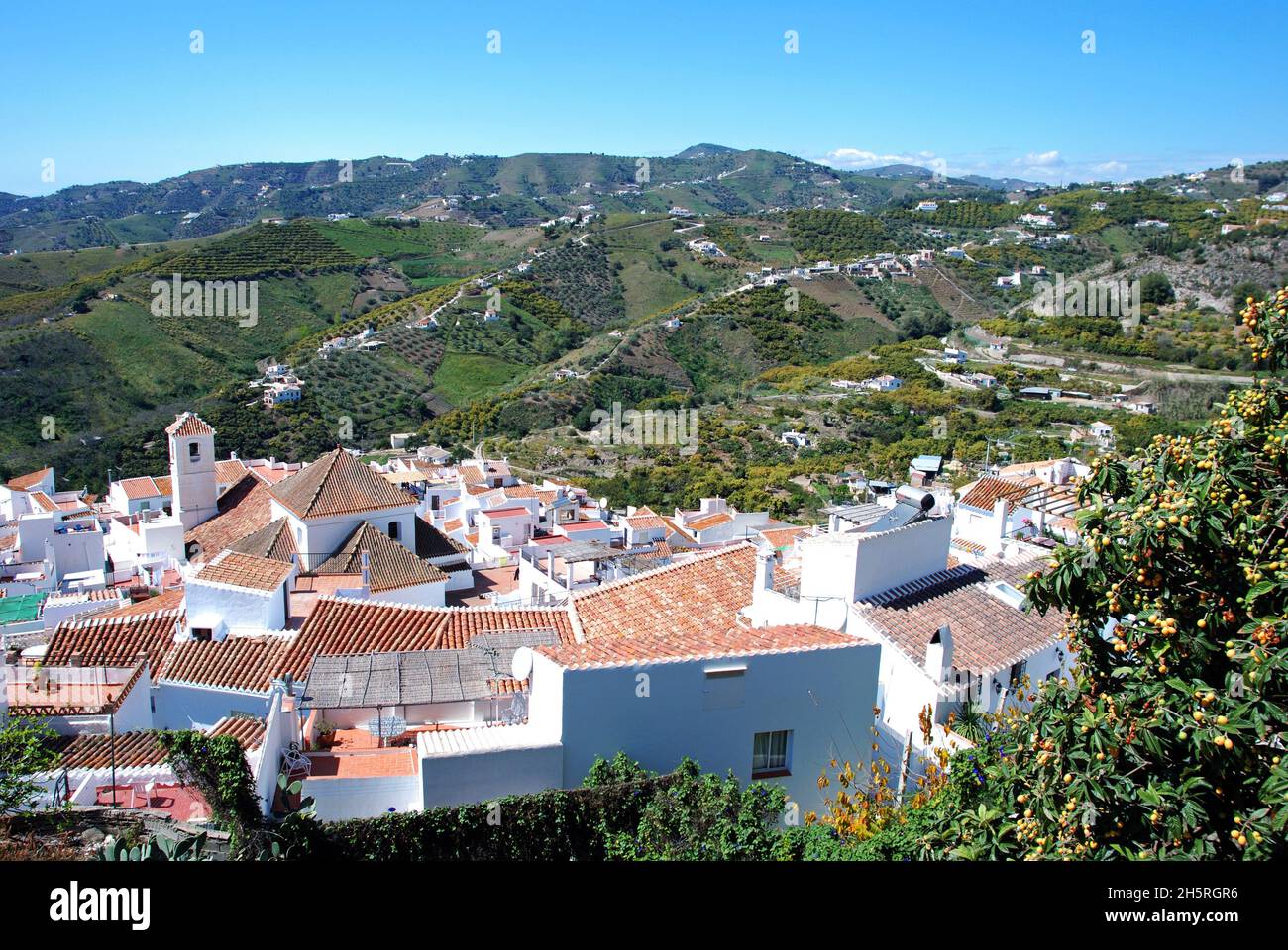 Blick über die Dächer der Stadt und die umliegende Landschaft, Frigiliana, Spanien. Stockfoto