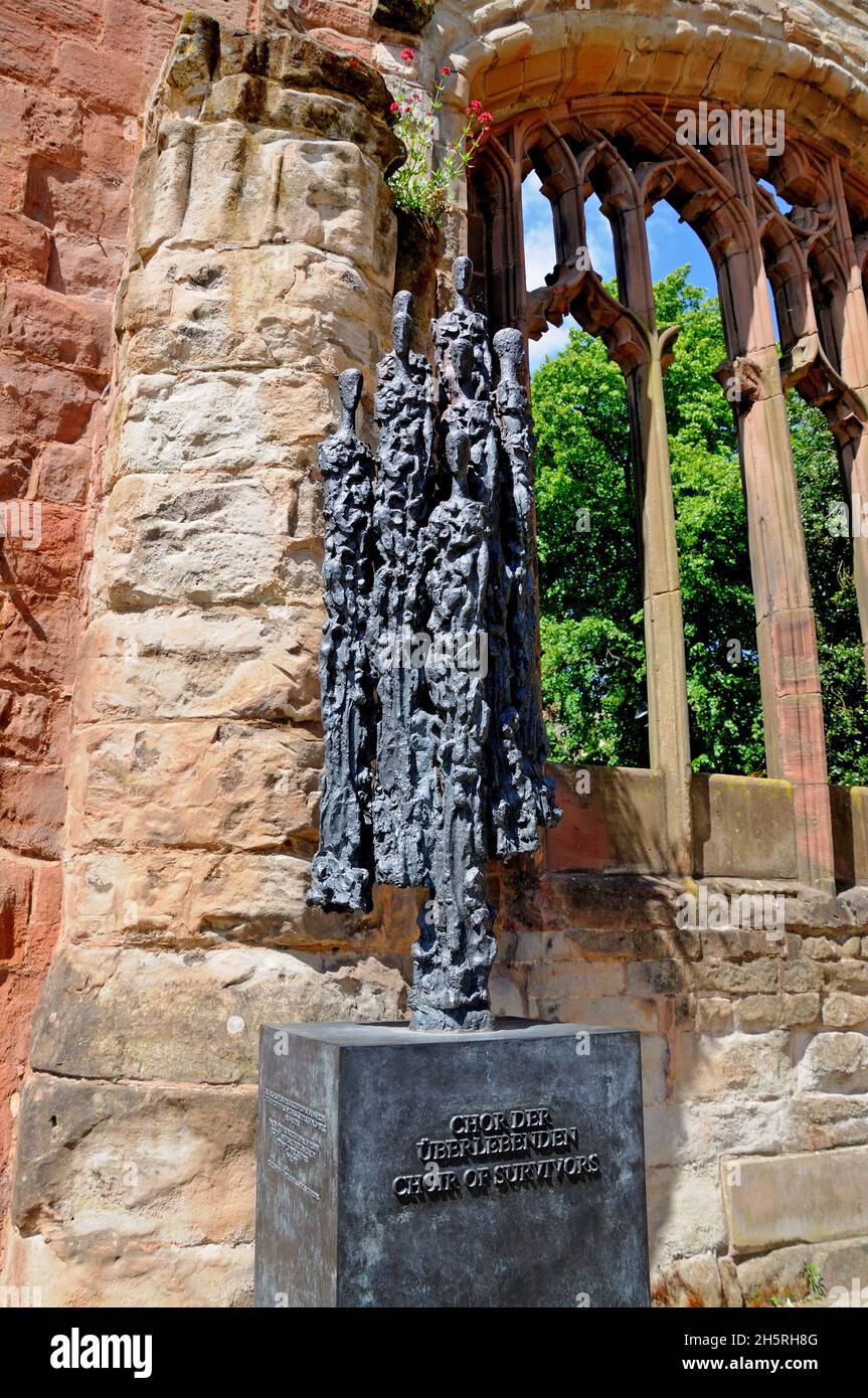 Chor der Überlebenden Statue durch ein Bogenfenster in den Ruinen der alten Kathedrale, Coventry, West Midlands, England, Großbritannien, Westeuropa. Stockfoto