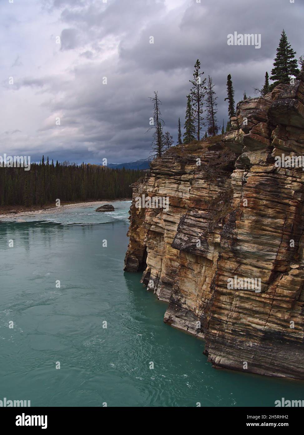 Porträtansicht des Athabasca River im Jasper National Park, Alberta, Kanada in den Rocky Mountains mit mehrfarbigen erodierten Felsen mit Schichtstruktur. Stockfoto