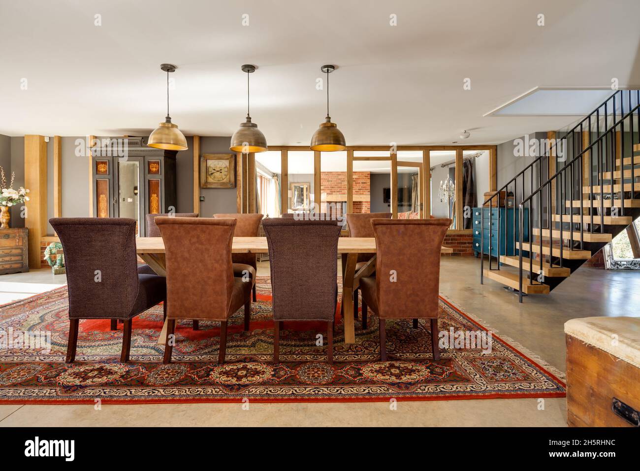 Suffolk, England - März 2018: Speisesaal in umgebauter Scheune dominiert von einem großen Esstisch mit acht Stühlen Stockfoto