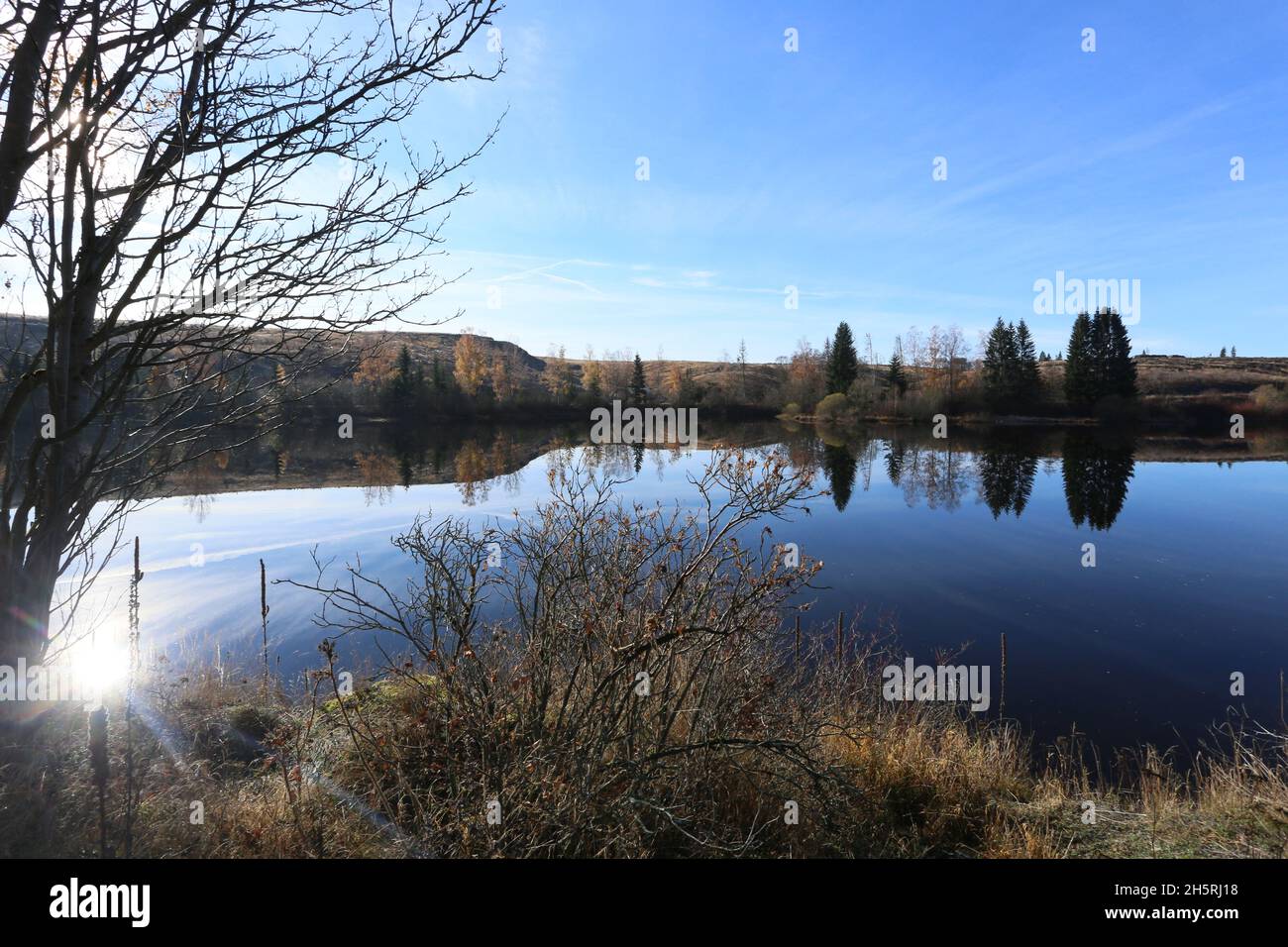 11. November 2021, Sachsen-Anhalt, Königshütte: Blick auf den Überpassdamm im Oberharz. Die Temperaturen fielen in der Nacht auf Donnerstag in den Gefrierbereich. Kälteste Stelle Mitteldeutschlands war die Königshütte mit minus 6 Grad Celsius. Foto: Matthias Bein/dpa-Zentralbild/ZB Stockfoto