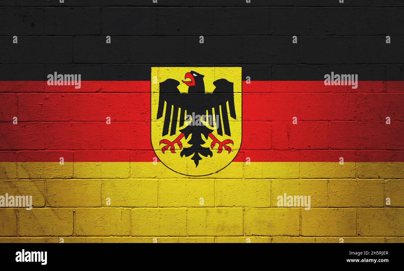 Die Flagge der Bundesrepublik Deutschland auf einer Ziegelwand. Stockfoto
