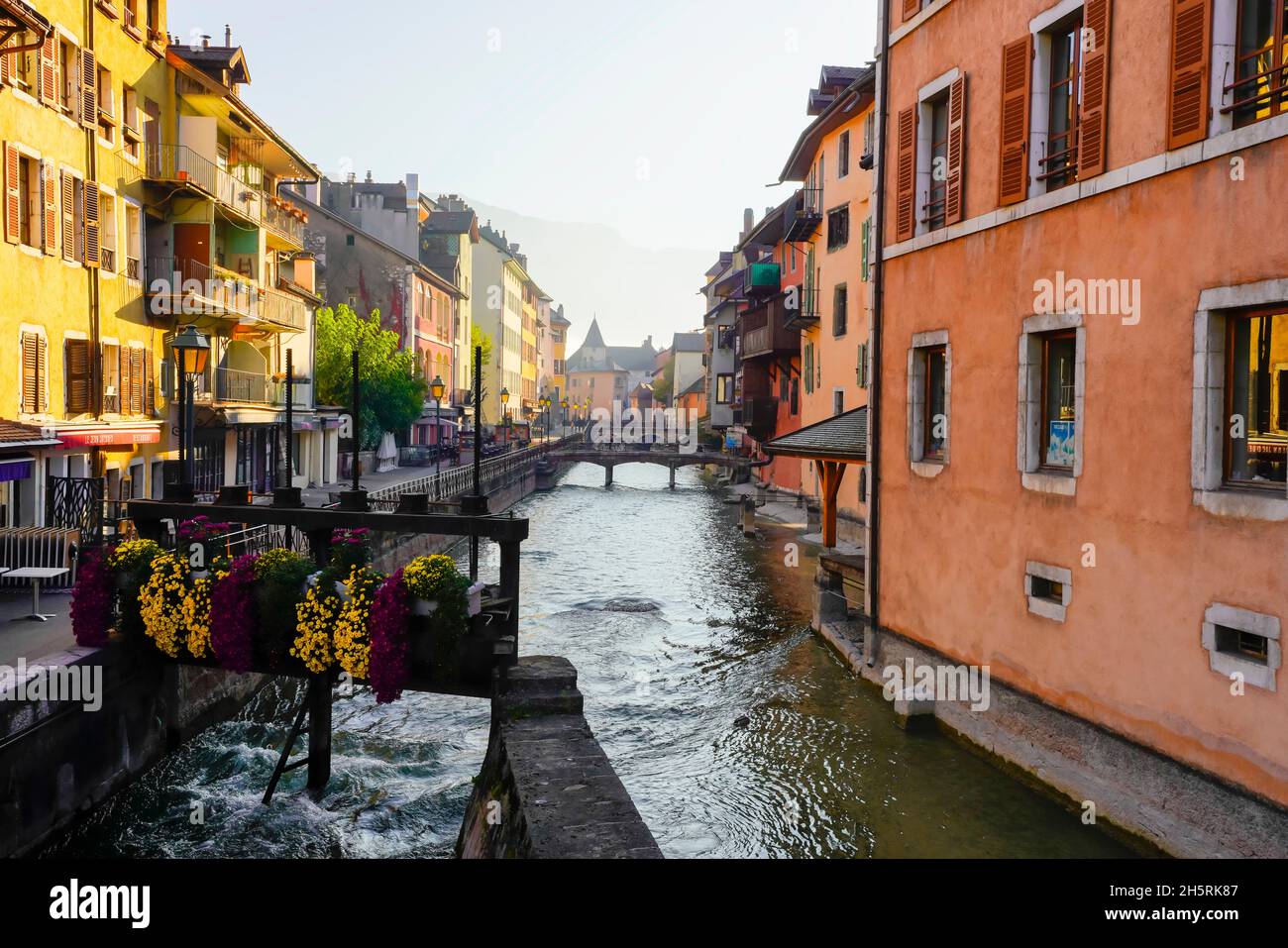 Blick auf die Altstadt von Annecy. Das Departement Haute-Savoie in der Region Auvergne-Rhône-Alpes in Frankreich. Das Schloss nimmt die Form eines Schiffes auf der Thiou C an Stockfoto