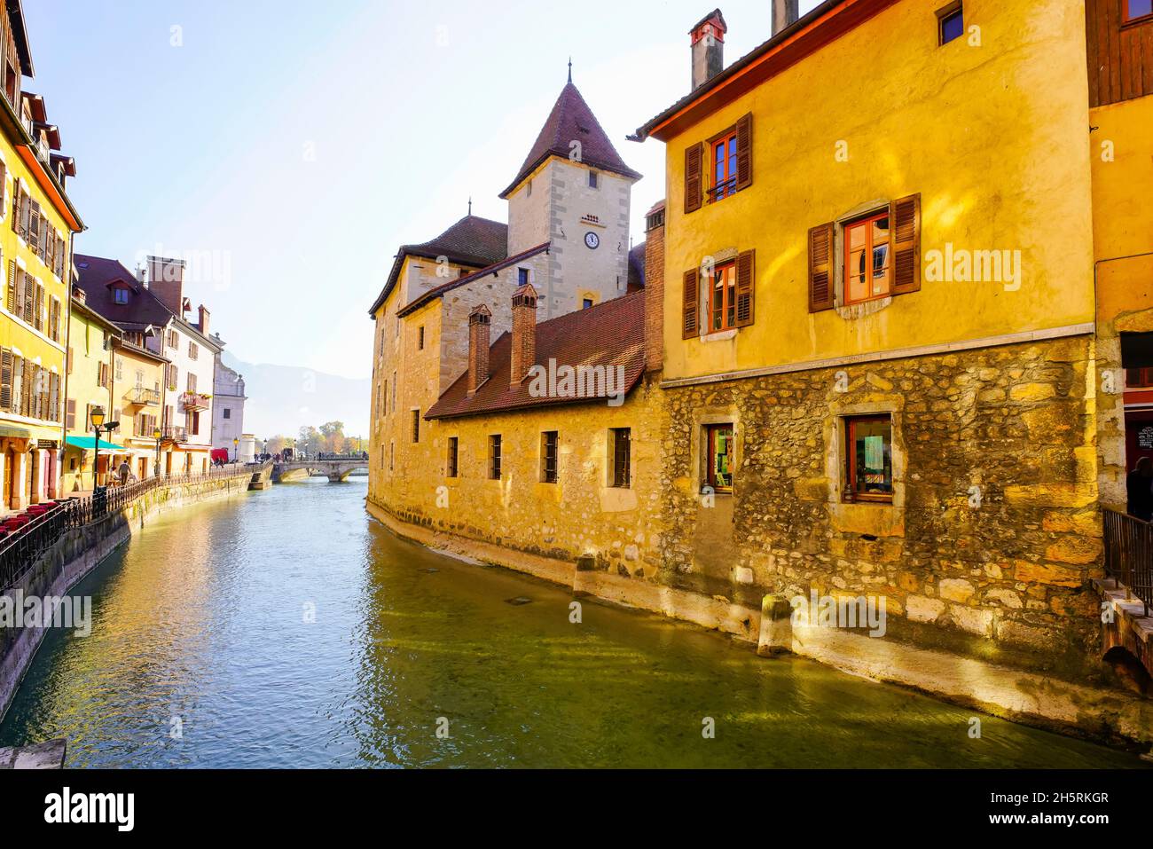 Blick auf die Altstadt von Annecy. Das Departement Haute-Savoie in der Region Auvergne-Rhône-Alpes in Frankreich. Das Schloss nimmt die Form eines Schiffes auf der Thiou C an Stockfoto