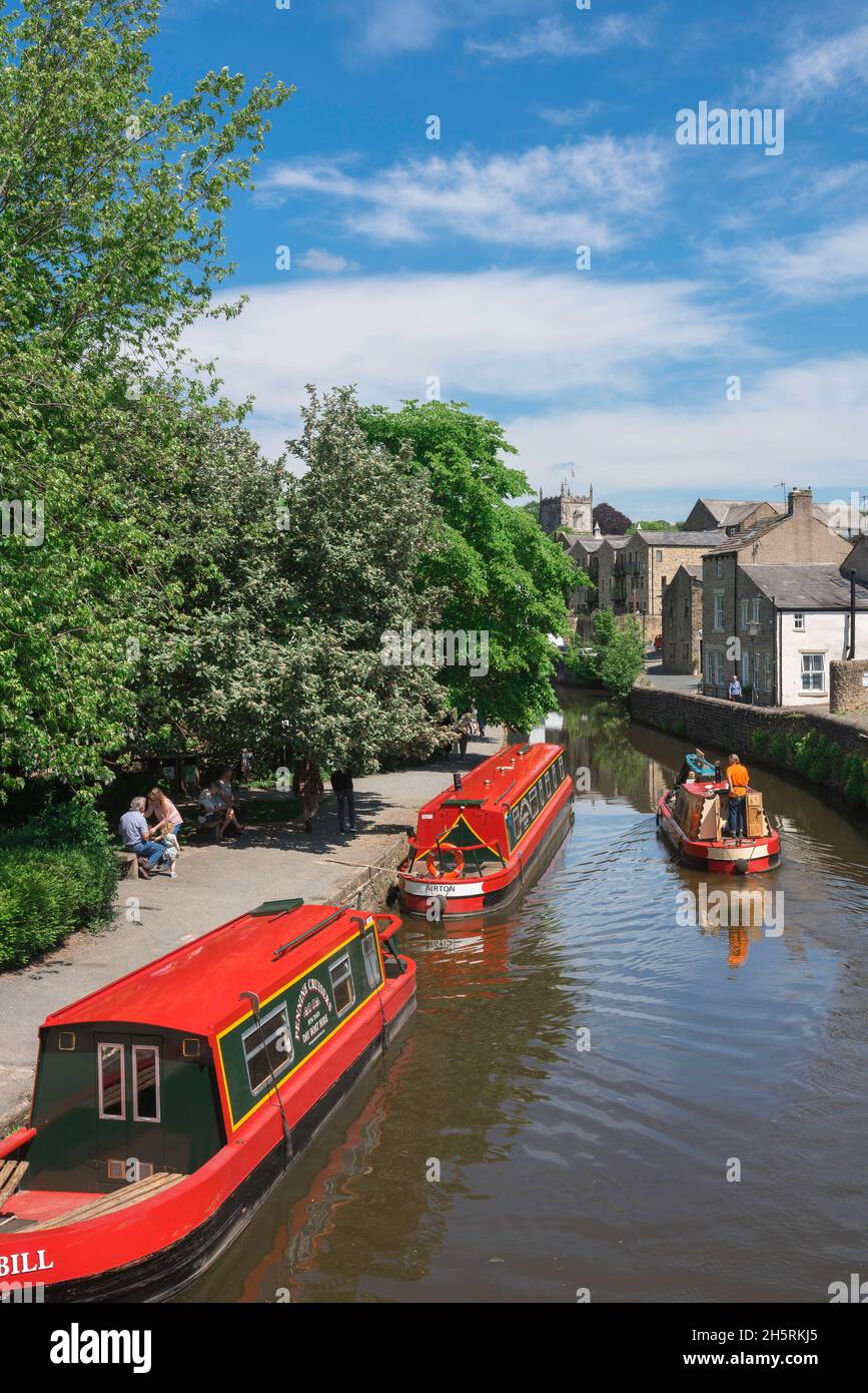 UK-Kanal, Blick im Sommer auf bunte schmale Boote auf dem Springs Branch Canal in Skipton, North Yorkshire, England, Großbritannien Stockfoto