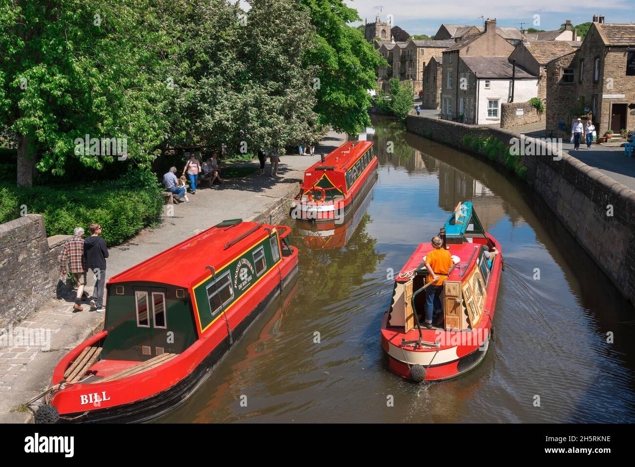Canal UK, Blick im Sommer auf farbenfrohe, schmale Boote auf dem Springs Branch Canal in Skipton, North Yorkshire, England, Großbritannien Stockfoto
