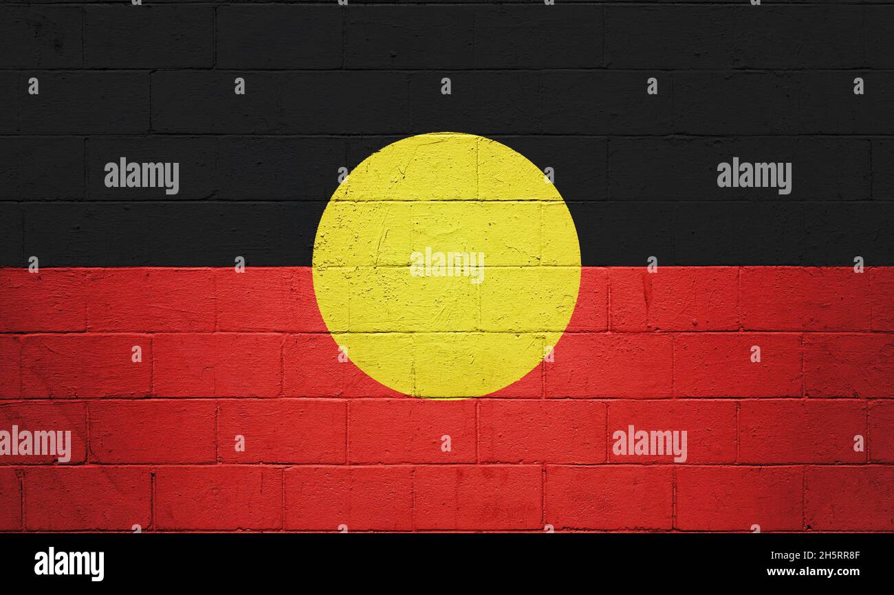 Flagge der australischen Aborigines auf einer Ziegelmauer. Stockfoto