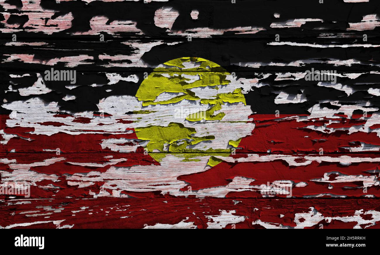 Flagge der australischen Aborigines auf einem grunge Holzbrett gemalt. Stockfoto