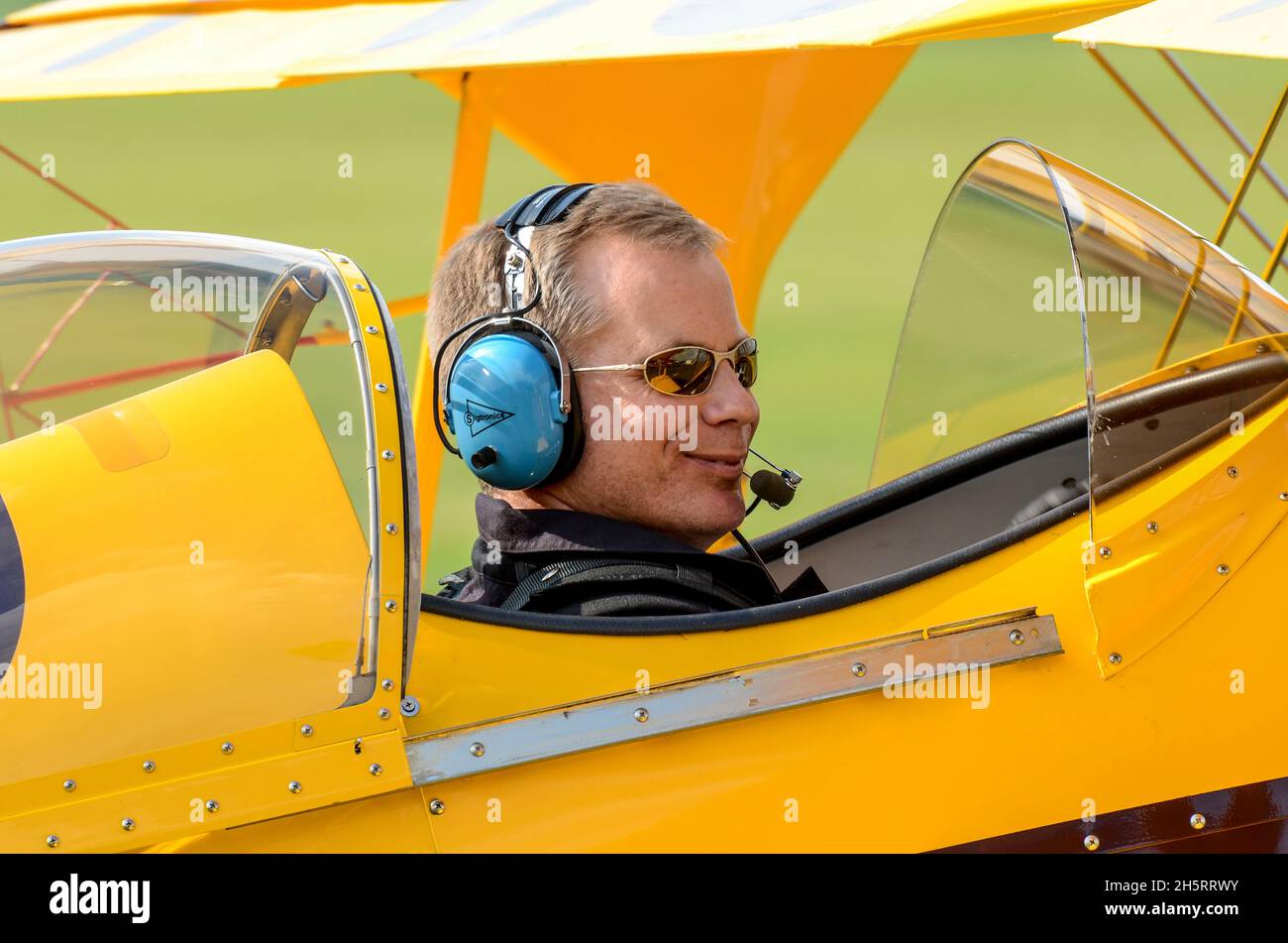 Dave Puleston, Pilot des Pitts Pair Trig Aerobatic Teams, rollte im Cockpit aus, um es auf der Little Gransden Airshow in Großbritannien auszustellen. Sigtronics-Headset Stockfoto