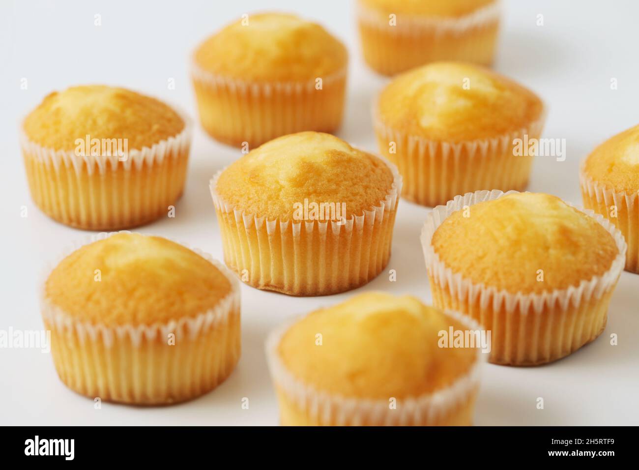 Schlichte Muffins isoliert auf weißem Hintergrund Stockfoto