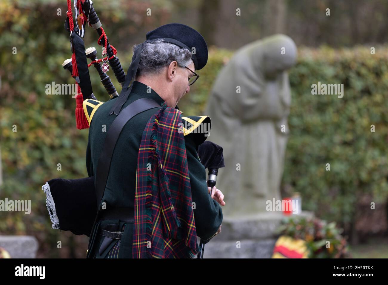 Vladlso, Belgien. November 2021. Ein Dudelsackspieler spielt in Erinnerung an die Gefallenen am Grab von Peter Kollwitz, in der Nähe der Gedenkstätte die trauernden Eltern auf dem deutschen Kriegsfriedhof Vladenlo in Flandern. Quelle: Jürgen Schwarz/Alamy Live News Stockfoto