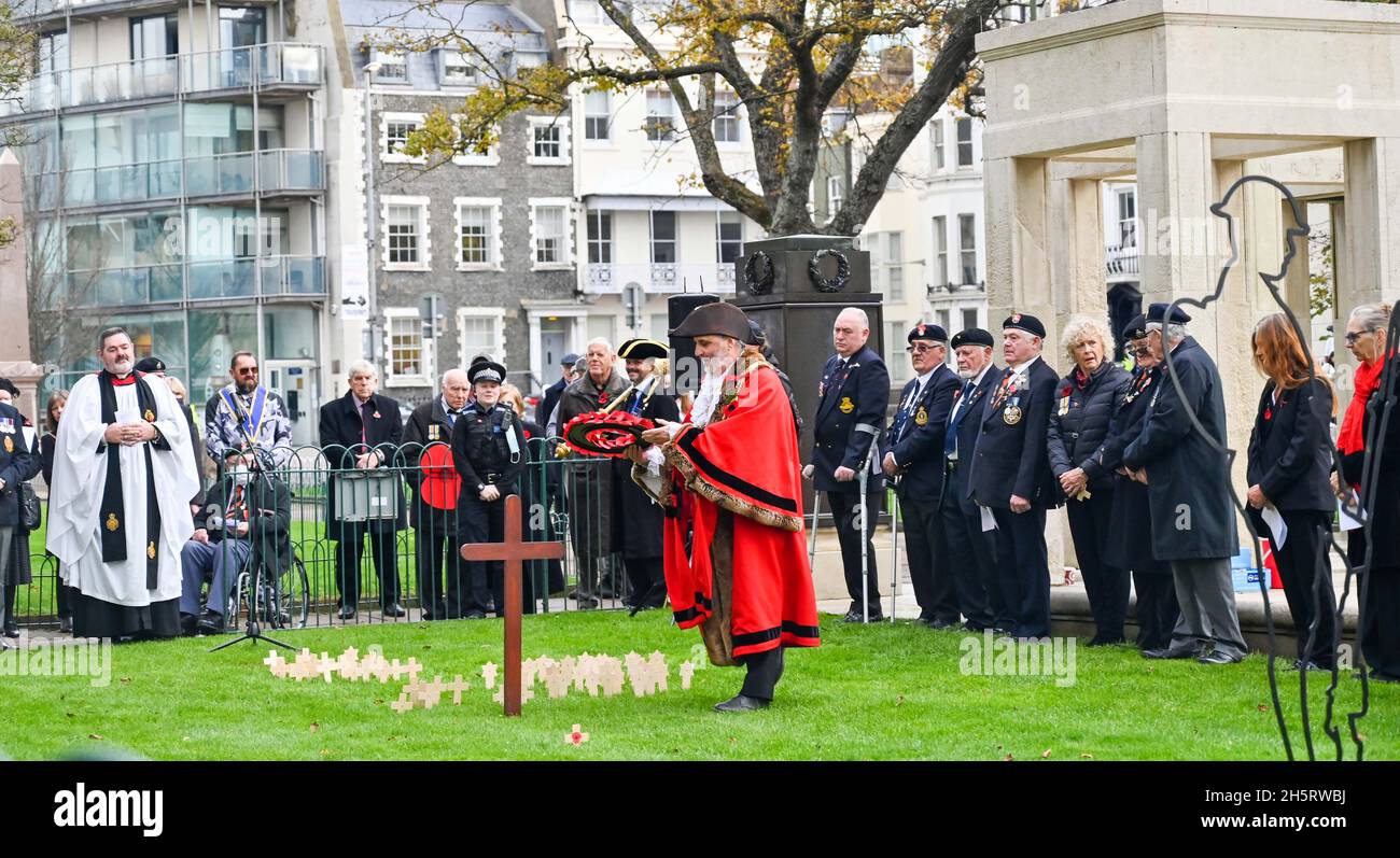 Brighton UK 11. November 2021 - der Bürgermeister von Brighton & Hove Cllr Alan Robins legt einen Kranz ab, während sich Mitglieder der Öffentlichkeit und lokale Würdenträger am Brighton war Memorial zu einem Gedenkgottesdienst am Waffenstillstandstag in Großbritannien versammeln : Credit Simon Dack / Alamy Live News Stockfoto